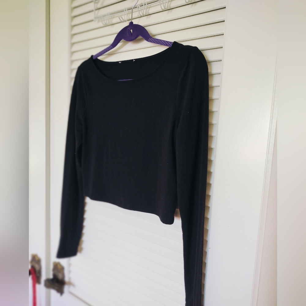 Women's Long Sleeved Cropped Black Tee Shirt Size Small